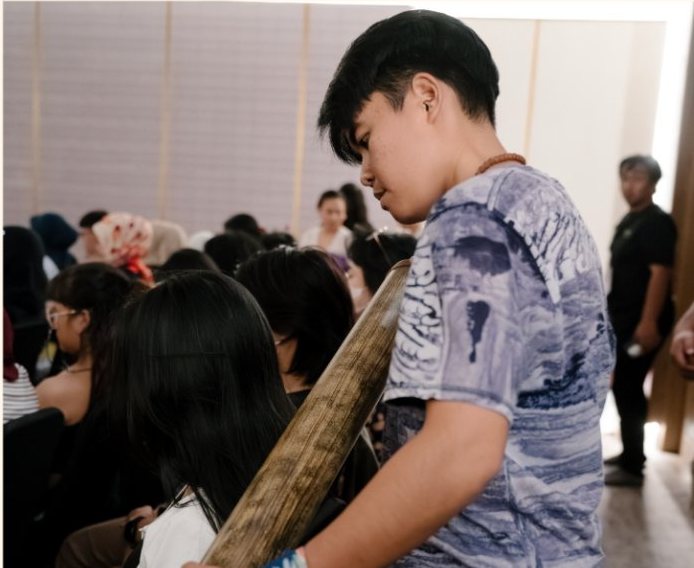 Sound healing kelompok dengan instrumen Nusantara
