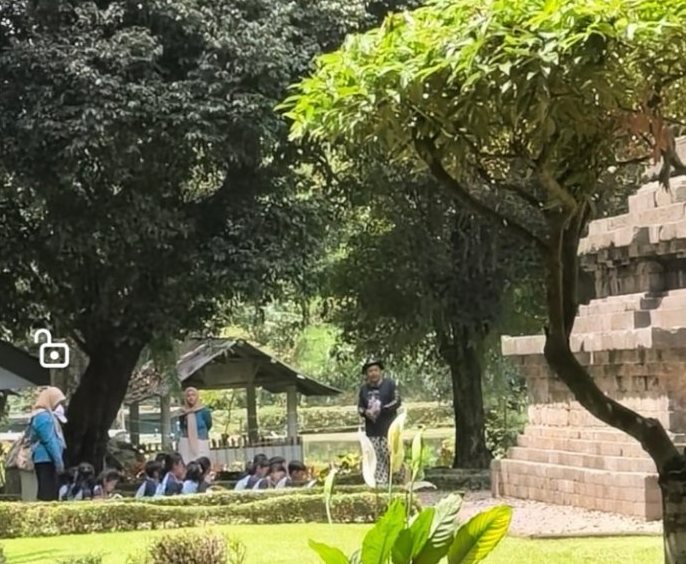 Sesi suara di area candi